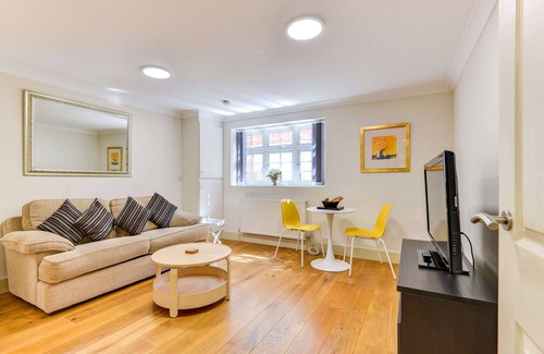 Redhill Apartment | Redhill town centre apartment by Surrey Shortlets