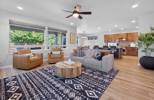 Redmond House | Redmond Executive Retreat: Easy & Bright NEIGHBORHOOD POOL