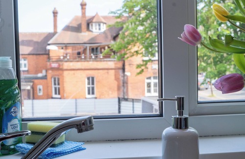 Swindon Apartment | Rednest Convenient Town Centre Free Parking