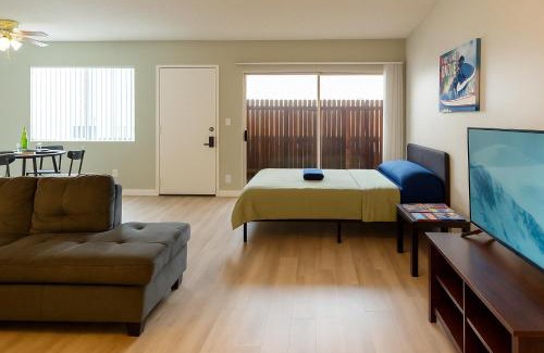South Redondo Apartment | Redondo Huge 1Bedroom,3 Queens, close to Beach Sleeps 7