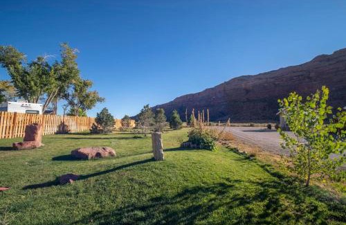 Moab South Valley House | Redrock Moab Tiny House w Large Loft Site 8
