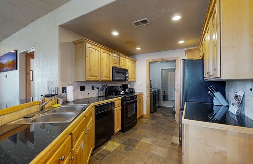 Kimball Junction Condo | Redstone Center Gem | Walk to Shops, 300 Yards to Ski Shuttle Stop