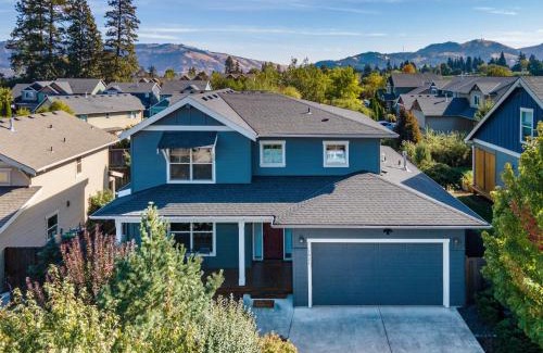 Hood River House | Redtail 3 Bedroom with Spacious Kitchen and Covered Back Deck - 30 Day Stay home