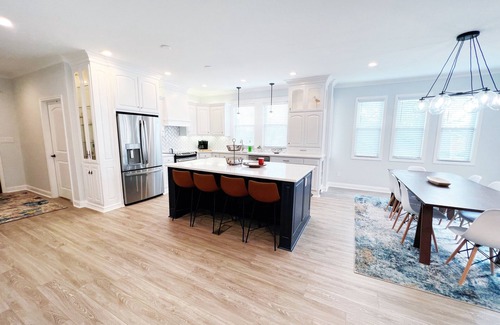 Lakeland House | Reduced August Rates! 4 bed, 4 bath Luxury home on Lake Hamilton.