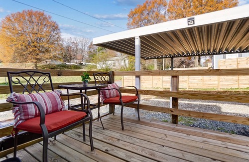 Concord House | Reduced Pricing - Corner House - Just 5 mins. from Downtown Concord - BBQ - Fenced Yard - Pets OK