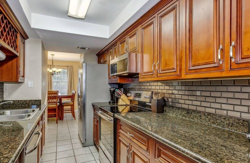 Northeast Pensacola House | *Reduced Rates* - N. Pensacola Updated Townhome - Convenient to Airport & Hospitals - Fast WiFi
