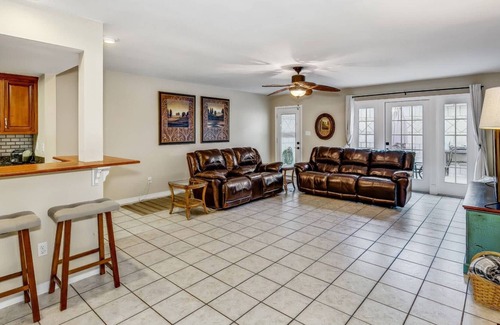 Northeast Pensacola House | *Reduced Rates* - N. Pensacola Updated Townhome - Convenient to Airport & Hospitals - Fast WiFi