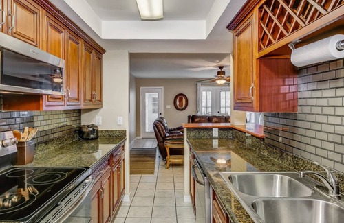 Northeast Pensacola House | *Reduced Rates* - N. Pensacola Updated Townhome - Convenient to Airport & Hospitals - Fast WiFi