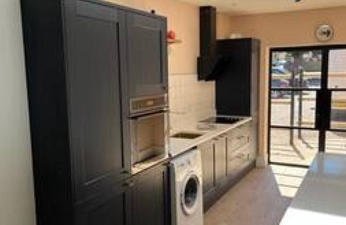 Huntingdon House | Redwing- free parking- Grade Ii listed- ground