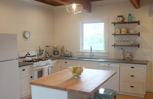 Crescent City House | Redwood Bungalow – built in 1923, Newly Renovated