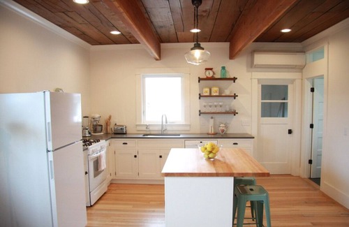 Crescent City House | Redwood Bungalow – built in 1923, Newly Renovated