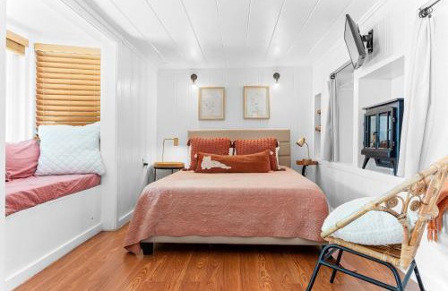 Rio Nido House | Redwood Cabin with Hot Tub Canyon View and Dogs OK