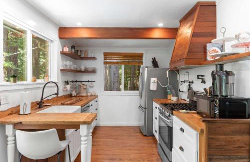 Rio Nido House | Redwood Cabin with Hot Tub Canyon View and Dogs OK