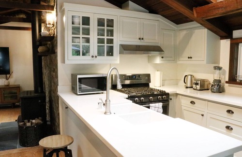 Summerhome Park Cabin | Redwood Cabin - with Wine Tasting and Hot Tub