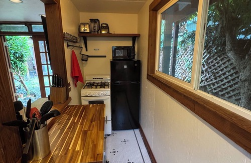 Pacific Apartment | Redwood garden oasis w/outdoor clawfoot tub
