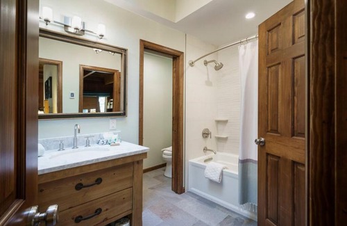 Weisshorn House | Redwood Lodge: Classic Mountain Getaway with Hot Tub in Downtown Breck!