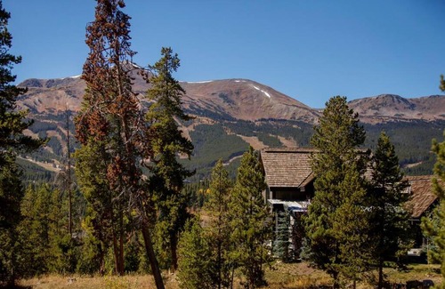 Weisshorn House | Redwood Lodge: Classic Mountain Getaway with Hot Tub in Downtown Breck!
