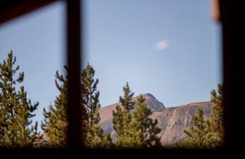 Weisshorn House | Redwood Lodge: Classic Mountain Getaway with Hot Tub in Downtown Breck!
