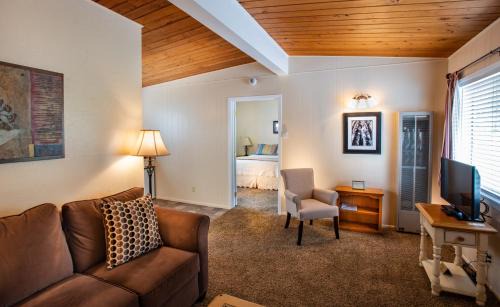 Ferndale Hotel | Redwood Suites