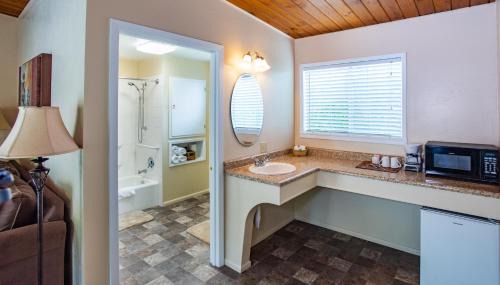 Ferndale Hotel | Redwood Suites