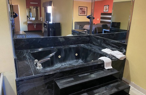 Greater Fondren Southwest Hotel | Redwood Suites