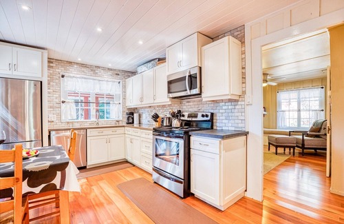 Guerneville Cabin | RedwoodRetreat: Dazzling & Joyful Redwood Cabin! Walk to River! WIFI/AC/HtTb
