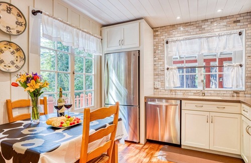 Guerneville Cabin | RedwoodRetreat: Dazzling & Joyful Redwood Cabin! Walk to River! WIFI/AC/HtTb