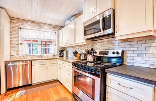 Guerneville Cabin | RedwoodRetreat: Dazzling & Joyful Redwood Cabin! Walk to River! WIFI/AC/HtTb