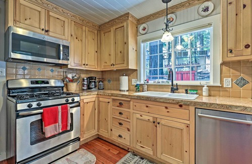 Guerneville Cabin | Redwoods Cabin w/Hot Tub: Walk to Russian River!