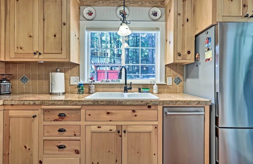 Guerneville Cabin | Redwoods Cabin w/Hot Tub: Walk to Russian River!