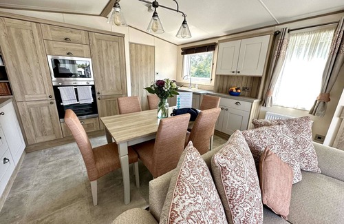 Ampney Crucis House | Reeds View, situated on the edge of Mallard Lake