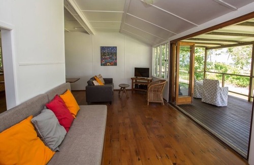 Mission Beach House | Reef Coast Cottage - Formerly 'Bev's on the Beach'