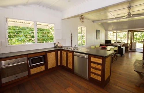 Mission Beach House | Reef Coast Cottage - Formerly 'Bev's on the Beach'