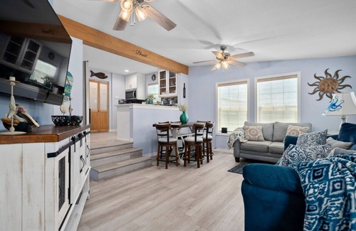 Aransas Pass House | Reel Redneck Retreat-Boat & RV Parking Onsite-Less than 5 minutes from Mickey's!