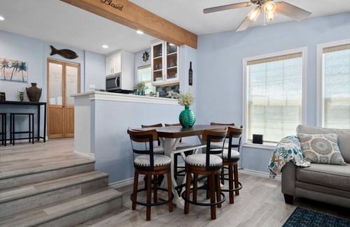 Aransas Pass House | Reel Redneck Retreat-Boat & RV Parking Onsite-Less than 5 minutes from Mickey's!
