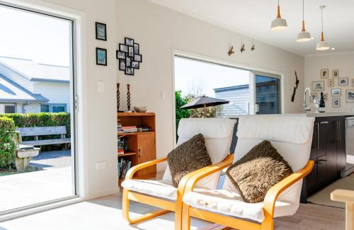 Waihi Beach House | Reel retreat - sunny with views!