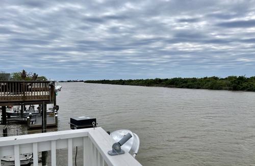 Elmaton House | “Reeling Em Inn” waterfront home on the Colorado River. Boat slip included.