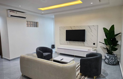 Igwuruta Hotel | Reens Suites and Apartment