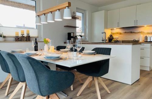 Am Salzhaff House | Reetdach-Ferienhaus "ANNI" mit direktem Meerblick, Sauna und Kamin