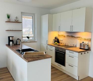 Am Salzhaff House | Reetdach-Ferienhaus "ANNI" mit direktem Meerblick, Sauna und Kamin