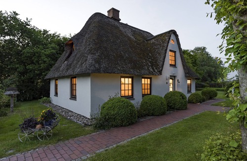 Tating House | Reetkate, 150J. old, modern feel, large garden with playground, 7km from the beach