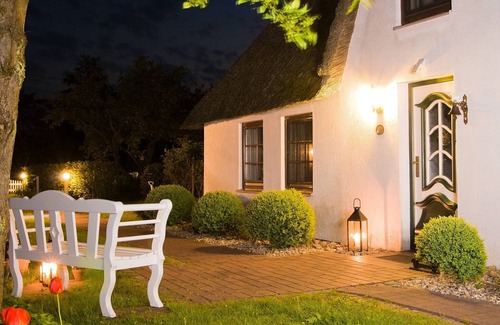 Tating House | Reetkate, 150J. old, modern feel, large garden with playground, 7km from the beach