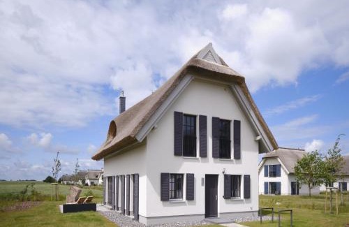 Dranske Villa | Reetland am Meer - LuxusPlus Reetdachvilla mit 4 Schlafzimmern, Außensauna, Loungebereich und Kamin G07