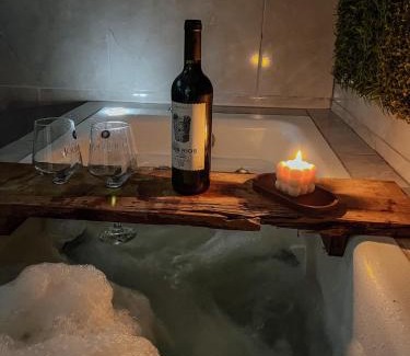 Tres Coroas Apartment | Refúgio com hidro, lareira e jardim em Três Coroas