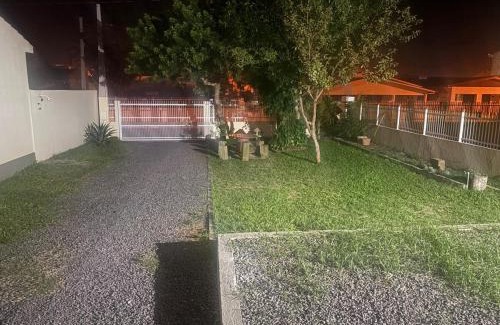 Balneario Arroio do Silva House | Refúgio familiar bem Perto da praia e do centro com Pátio grande e churrasqueira