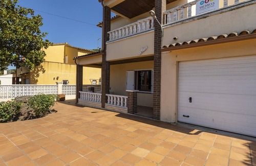 L'Escala House | Ref. GINESTA: huge house with private pool and AC.