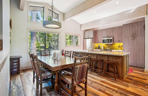 Tahoe City Condo | Refinded Stay Rocky Ridge #95