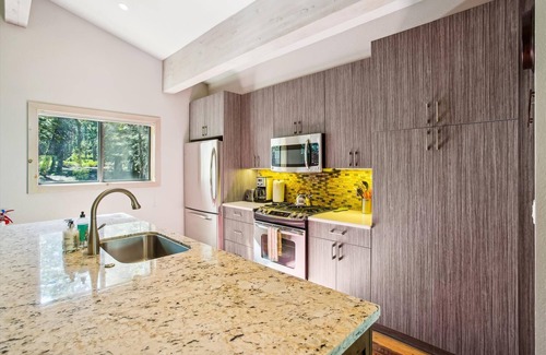 Tahoe City Condo | Refinded Stay Rocky Ridge #95