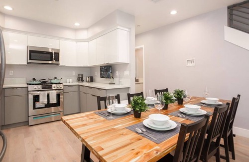 Florence-Graham House | ✸~Refined 4BR Home near LAX and DTLA~✸