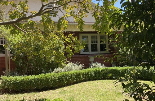 Camberwell House | Refined elegance close to transport, cafes, parks